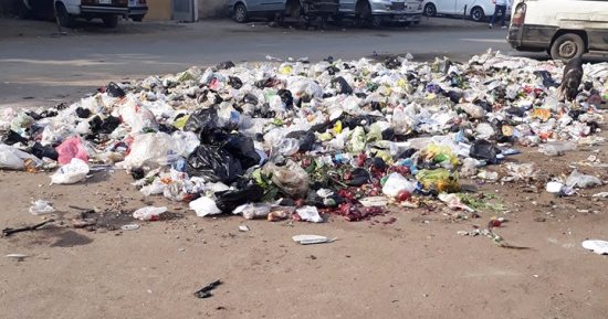 شكوى من تراكم القمامة بشارع عباس مصطفى فى الزيتون