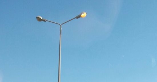 صور.. قارئ يرصد ترك أعمدة الكهرباء مضاءة نهارا أمام منطقة مرور المعادى
