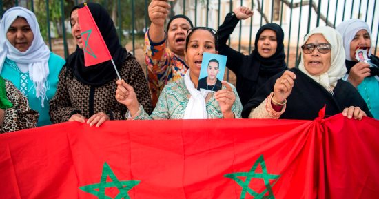 صور.. تظاهرات لأسر مهاجرين مغاربة احتجزوا فى ليبيا تطالب بعودتهم