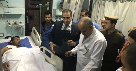 رئيس جامعة المنصورة يزور الطالب المصاب فى أحداث مسجد الروضة بمستشفى الطوارئ