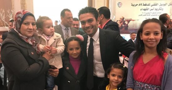 آسر ياسين ينشر صورته بصحبة عائلة الشهيد أحمد عبد النبى على "إنستجرام"