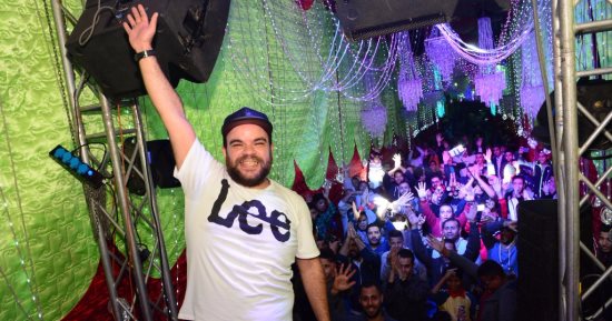بالصور ..محمد عبد الرحمن نجم مسرح مصر يحتفل بحنته وسط ابناء المطرية  