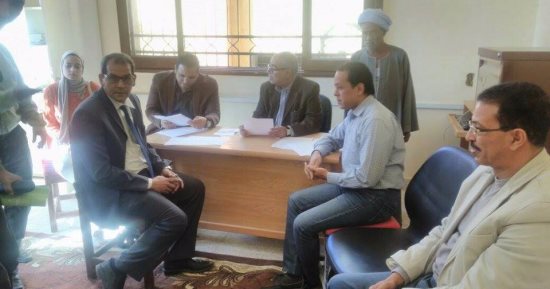 صور.. نائب رئيس جامعة جنوب الوادى يتفقد سحب استمارات الترشيح لإتحاد الطلاب