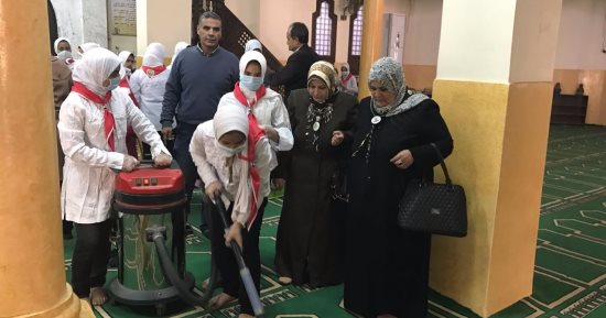 صور.. وكيل تعليم كفر الشيخ يشارك الطلاب مشروع الخدمة العامة