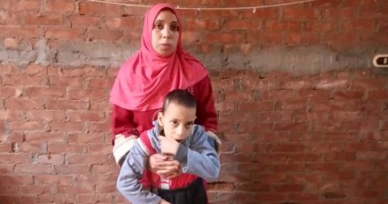 مأساة أسرة بالشرقية عاجزة عن علاج نجلها المعاق وتوفير العلاج له