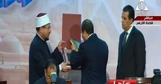 وزير الأوقاف يهدى السيسي المصحف الشريف فى احتفالية المولد النبوى