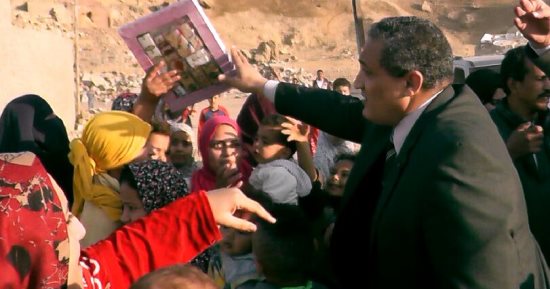 محافظة القاهرة توزع حلوى المولد النبوى مجانًا بمنشأة ناصر والترجمان