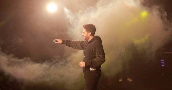 محمد حماقى يستعرض موهبته بالعزف على " الدرامز".. فيديو