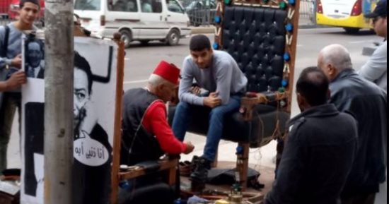 "امسح جزمتك كأنك الخديوى".. عم حسن أشهر ملمع أحذية على شط الإسكندرية