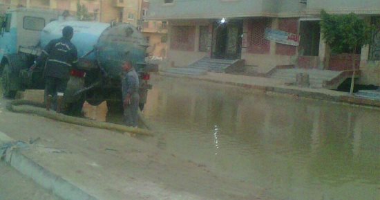 استجابة لـ"سيبها علينا".. سحب المياه المتراكمة بحى الزيتون وإصلاح الماسورة 
