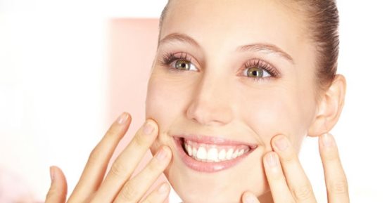 امنعى الضحك أو احقنى البوتكس.. طبيب: كثرة الضحك تسبب خطوطا حول العين والوجه