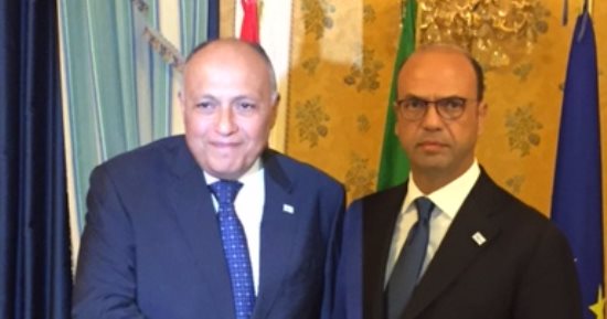 شكرى يطلع نظيره الإيطالى على جهود مصر لتوحيد الجيش الليبى