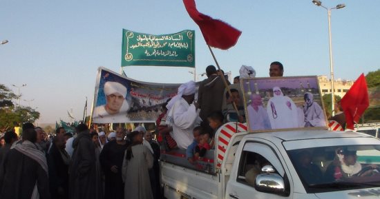 صور.. المولد النبوى فى أسوان يبدأ بمسيرة على الكورنيش وينتهى بالإنشاد