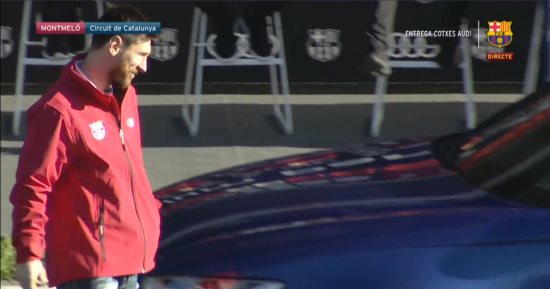 صور.. نجوم برشلونة يتسلمون سيارتهم الجديدة