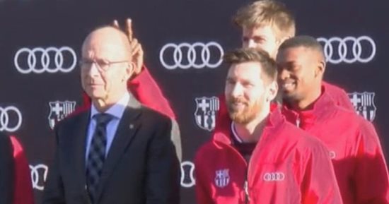 فيديو.. مدافع برشلونة يضع مدير شركة أودى بموقف محرج