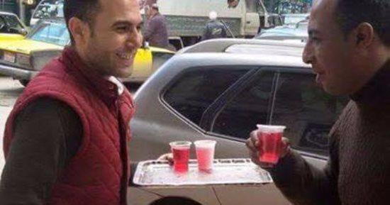 صور.. "الإسكندرانية" يوزعون شربات احتفالاً بمولد النبى: "هتشربوا بالعافية"