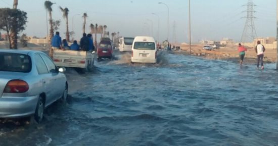 صور.. كسر ماسورة مياه يؤدى إلى غرق منطقة الواحات فى أكتوبر