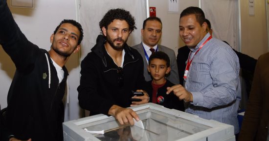 صور وفيديو ..حسام غالى يدلى بصوته فى انتخابات الأهلى.. صور
