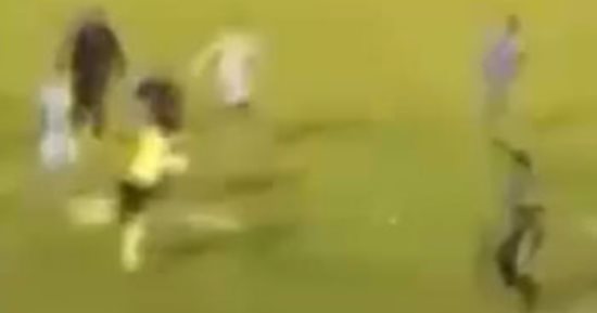 فيديو.. جماهير الأرجنتين تسحق 3 حكام فى علقة موت