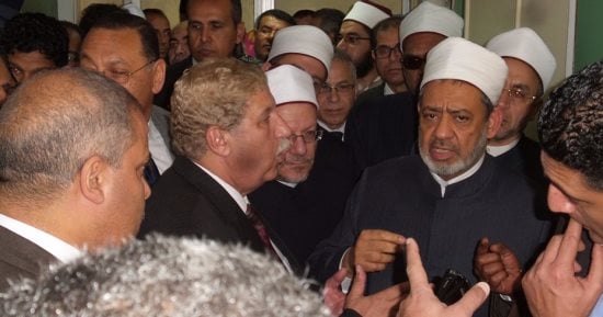 شيخ الأزهر يعرض إمكانيات مستشفى جامعة الأزهر لخدمة مصابى حادث الروضة (صور)