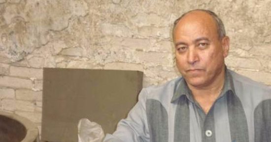 صور.. باحث زراعى يبتكر جهازا لإنتاج أنقى أنواع عسل التمور بالوادى الجديد