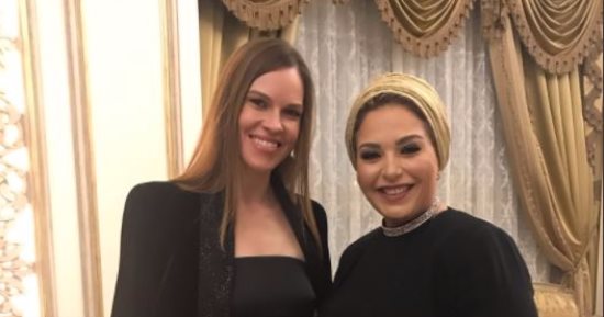 صابرين تنشر صورتها مع هيلارى سوانك فى ختام مهرجان القاهرة السينمائى