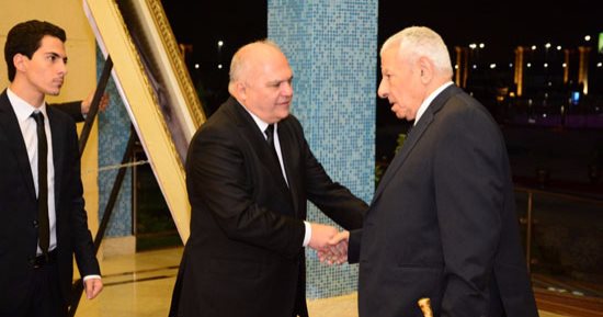 صور.. مكرم محمد أحمد ووائل الإبراشى يصلان عزاء شادية