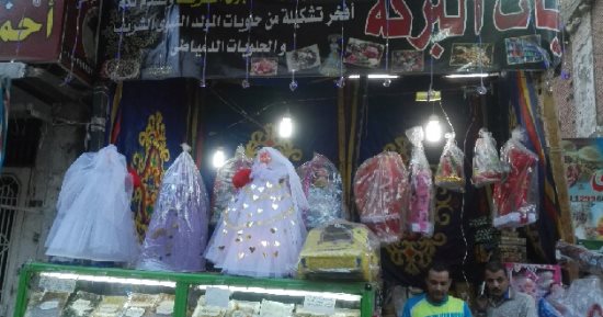 حلوى المولد الفاخرة بـ 80 والشعبى بـ 40 جنيه والسرادقات تجذب مواطنى بنى سويف