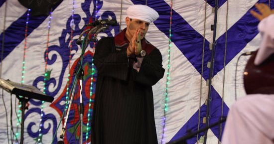 "التهامى" يبدأ الاحتفال بالمولد النبوى فى الحسين وسط حضور كبير للسياح