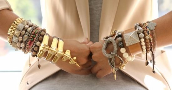 من الإسكارف للخواتم الضخمة.. إكسسوارات الشتاء لها شكل تانى