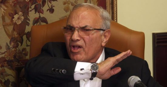 وكالة أنباء الإمارات: أحمد شفيق غادر إلى القاهرة.. وأسرته متواجدة بأبو ظبى