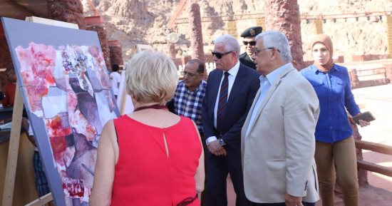 صور.. محافظ جنوب سيناء يلتقى بفنانى بينالى شرم الشيخ الدولى 