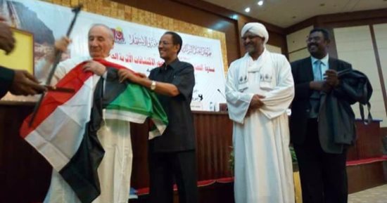 فتنة شارلس بونيه.. علماء الآثار يشنون هجوما على "الفلاح السويسرى" بعد ادعاءاته "السودان أصل الحضارة".. زاهى حواس: النظام السودانى كرمه فجاملهم.. وبسام الشماع: كلامه أن مصر ليست أفريقيا دليل جهله