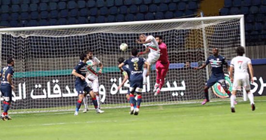 فيديو وصور.. "الشناوى" يتقمص دور المدافع أمام الرجاء