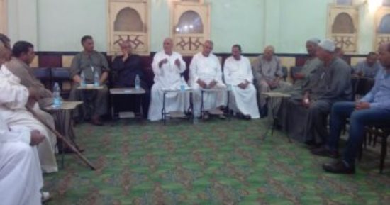 جلسة عرفية للصلح بين عائلتين بسبب مقتل شخصين بكفر الشيخ
