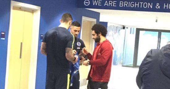 نجومية محمد صلاح.. هداف البريميرليج يوقع للاعبى برايتون على قميص فريقهم