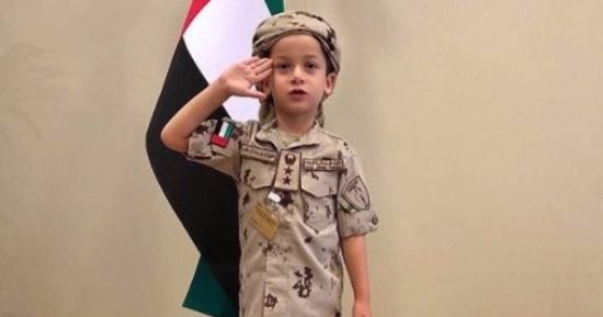 محمد بن راشد ينشر صورة نجله زايد فى العيد الوطنى للإمارات: صباحكم وطن نعشقه