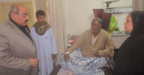 صور.. رئيس مدينة إسنا الجديد يبدأ عمله بتفقد المستشفى المركزى