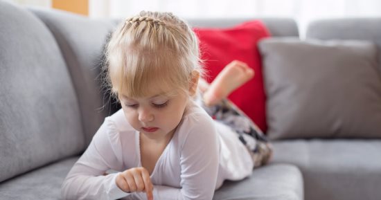 ماتسبيش ابنك للكمبيوتر.. خبير نفسى: يصيبه بالعزلة والعنف