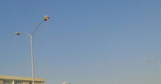 صور.. قارئ يرصد أعمدة كهرباء مضاءة نهارا بمدينة الفردوس فى 6 أكتوبر