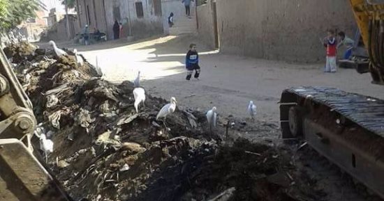 صور.. أهالى كفر عجيبة يطالبون بتغطية وردم مصرف العرين لتفادى غرق الأطفال