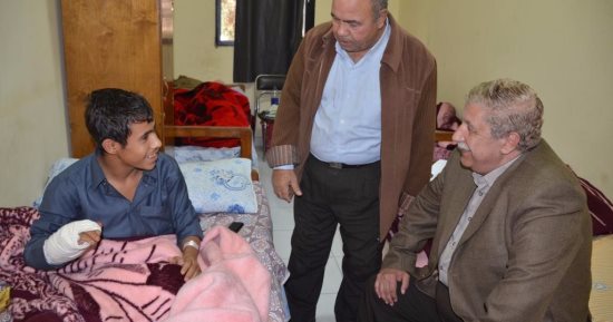 صور ..محافظ الإسماعيلية يزور حالات مصابى مسجد الروضة للاطمئنان عليهم