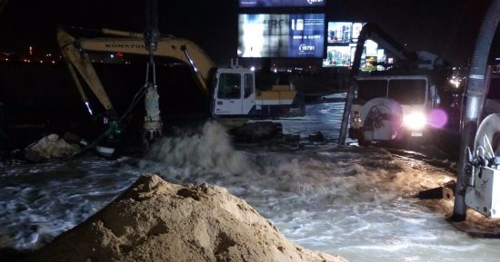 صور.. شركة صرف القاهرة تحرر محضر ضد المقاول المسئول بعد غرق شارع التسعين