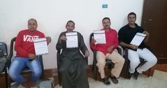 "نعم لفترة ثانية للرئيس" شعار المحافظات لدعم السيسى.. مستقبل وطن يواصل جمع توقيعات المواطنين على إستمارات "علشان تبنيها".. كفر الشيخ تتصدر ب200 ألف استمارة يليها المنوفية 147 ألف.. وإقبال كبير فى والفيوم ومطروح