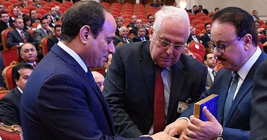 وزير الاتصالات يهدى الرئيس السيسي أول تليفون محمول صنع فى مصر (صور)