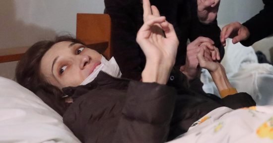 صور.. محكمة تركية تفرج عن أكاديمية يسارية بعد إضرابها عن الطعام