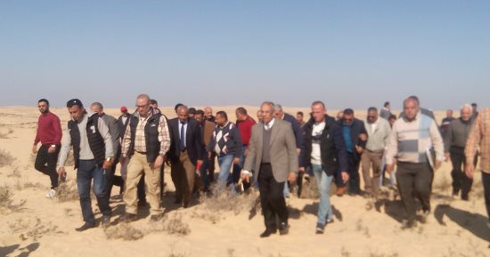 محافظ شمال سيناء يزور منازل الروضة ويعاين موقع إنشاء قرية الروضة الجديدة
