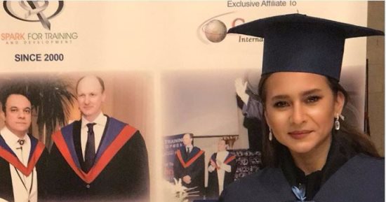 نيللى كريم بزى التخرج: حصلت على الماجستير من جامعة كامبريدج