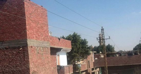 صور.. أهالى قرية بالمنيا يطالبون بإزالة أسلاك الضغط العالى من فوق منازلهم