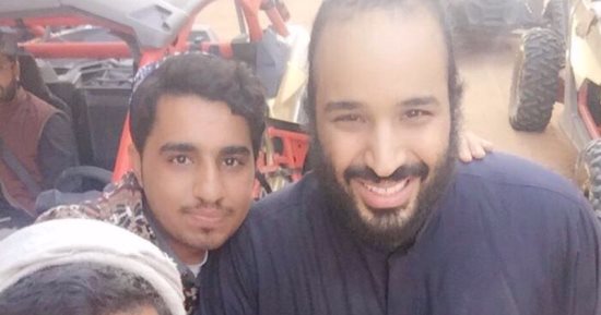 صور وفيديو.. محمد بن سلمان يلتقط سيلفى مع شباب فى مدينة "العلا" بالسعودية